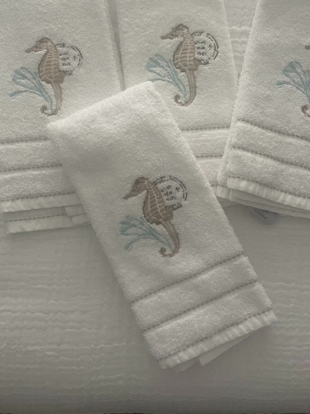AVANTI HOME HAND TOWELS EMBROIDERED SEAHORSE DESIGN S/4 WHITE TAN NWOT COASTAL